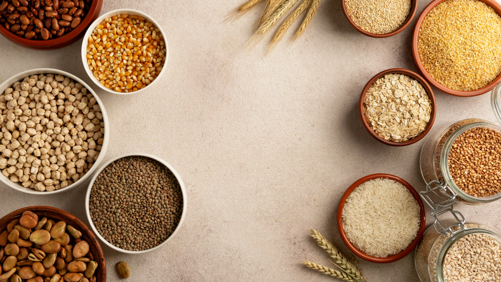 Vista cenital de recipientes que contienen diferentes cereales utilizados para hacer harinas.